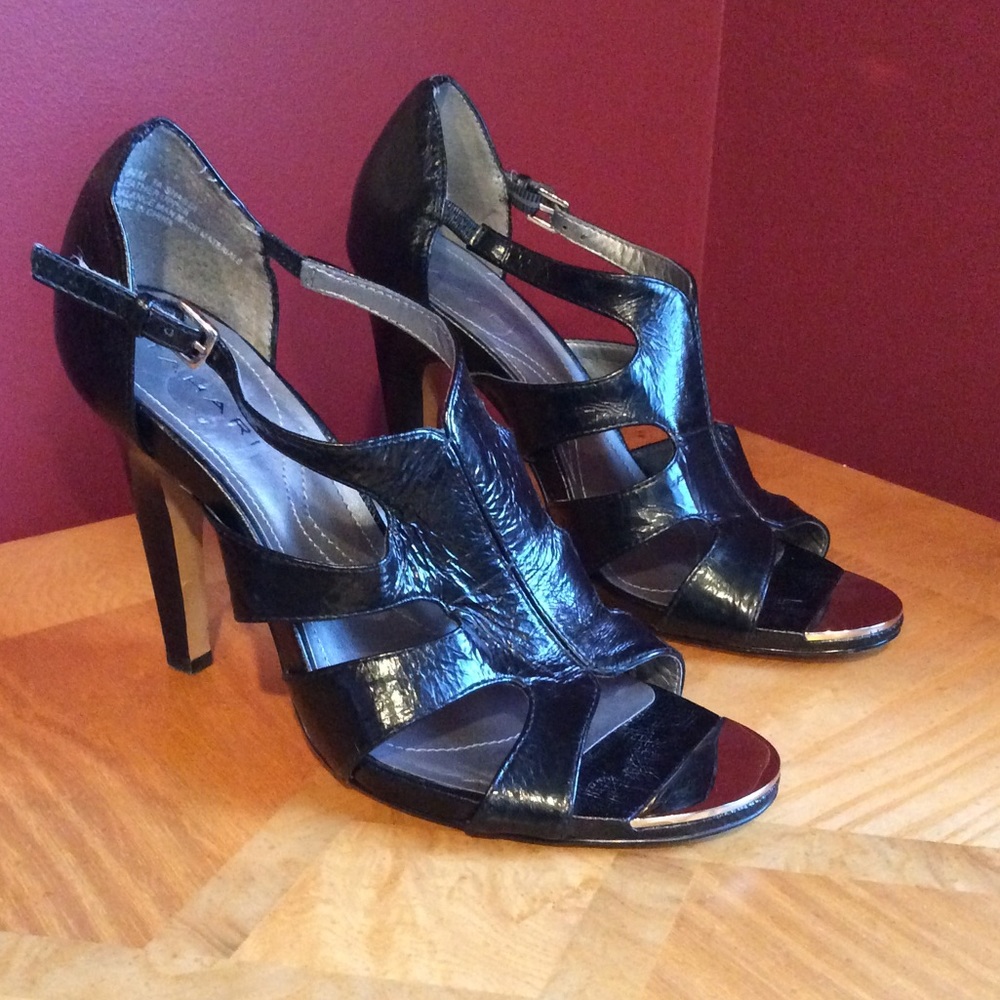 Tahari Ta-Shasta black leather/gladiator heels 8.5